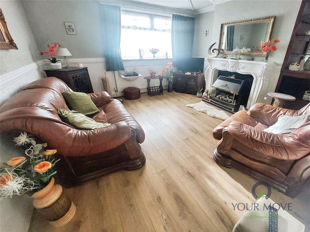 Property photo 3 of 13 Lounge