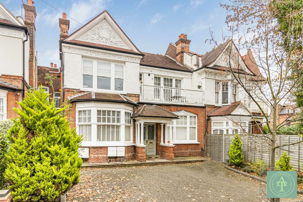 Property photo 1 of 17 One Bedroom First Floor Flat For Sale