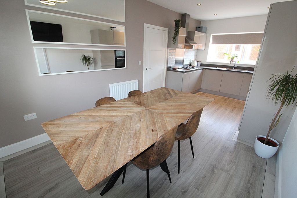 Property photo 3 of 28 Kitchen/Diner