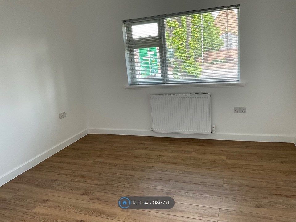 Property photo 3 of 8 Room 2