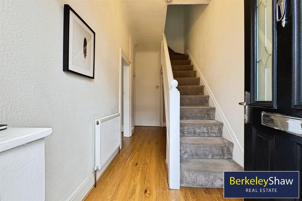 Property photo 2 of 17 Hallway