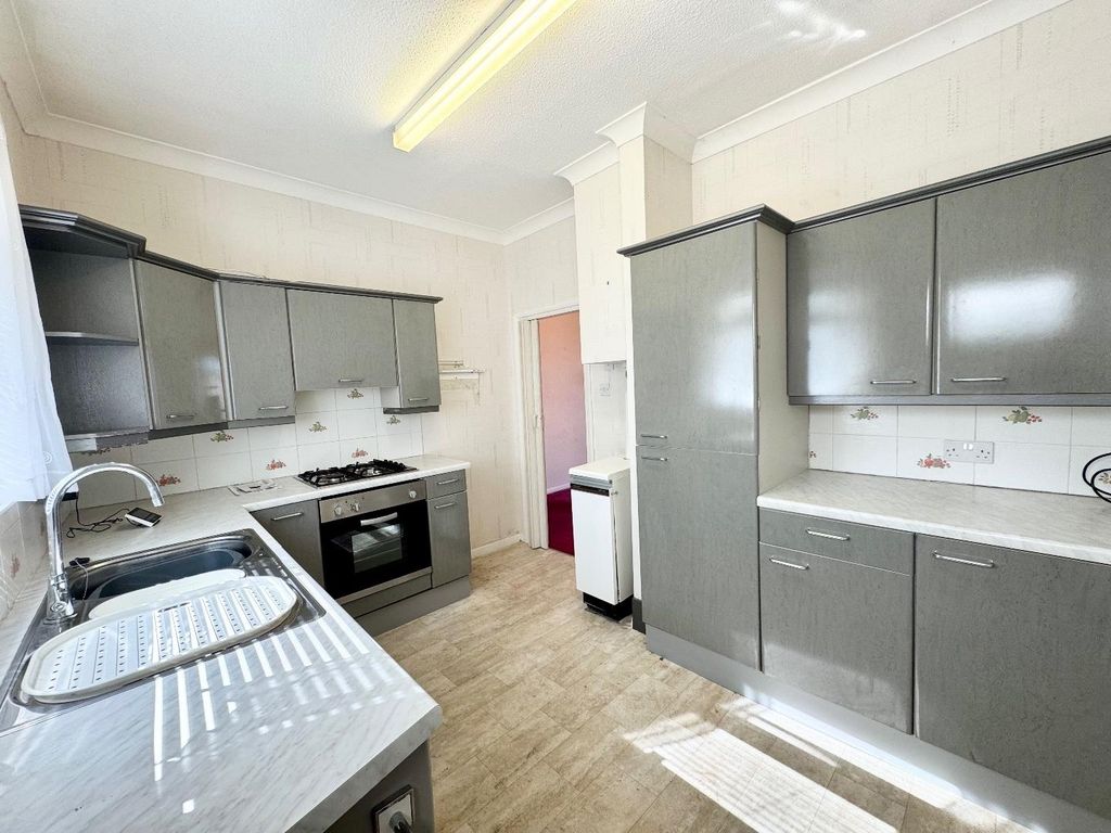 Property photo 3 of 10 Kitchen