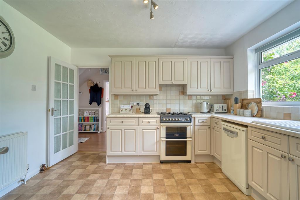 Property photo 3 of 10 Kitchen