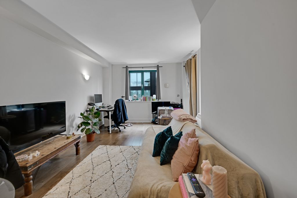 Property photo 1 of 11 11-A630Dsc_4483