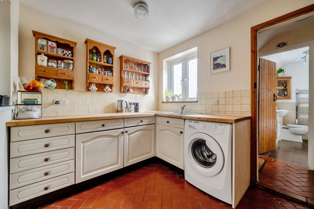 Property photo 3 of 18 Kitchen