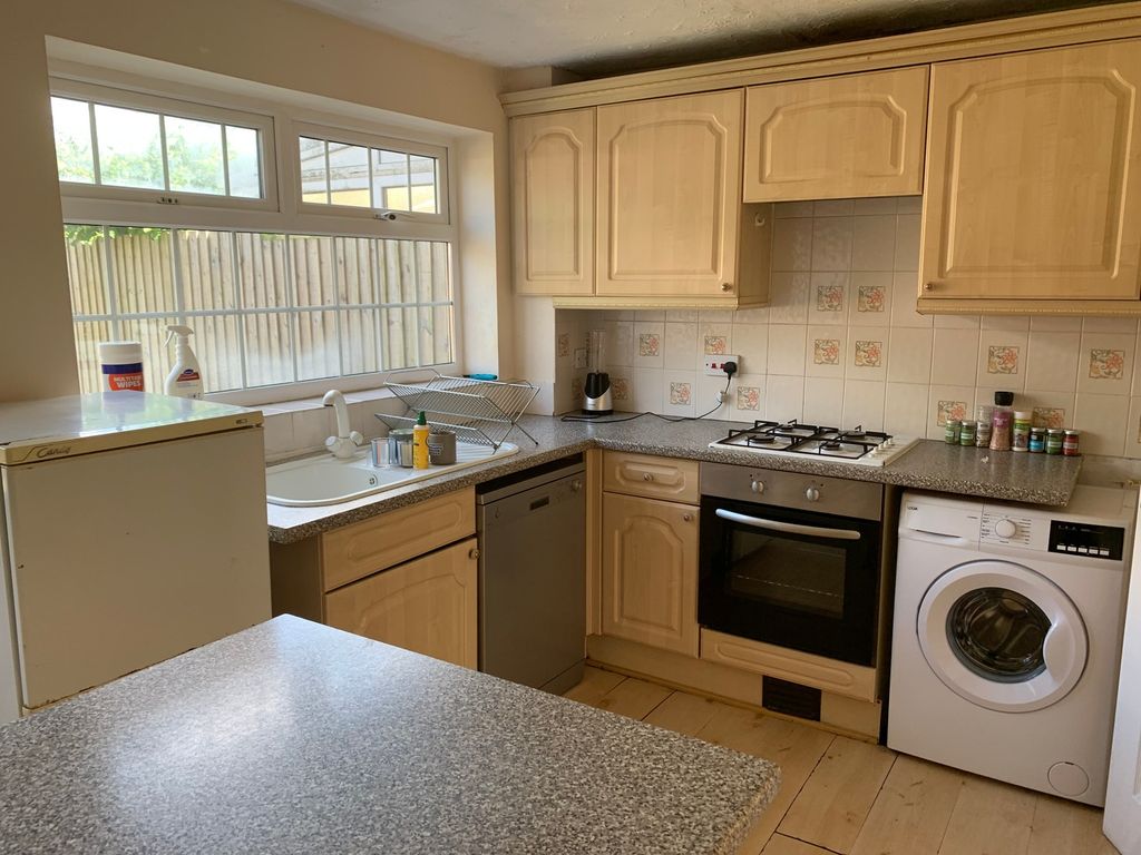 Property photo 1 of 13 A Bright And Tidy Kitchen With Ample Storage And m...
