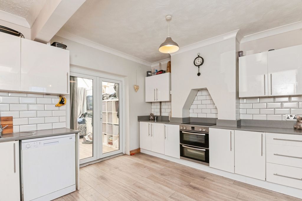 Property photo 3 of 15 Kitchen