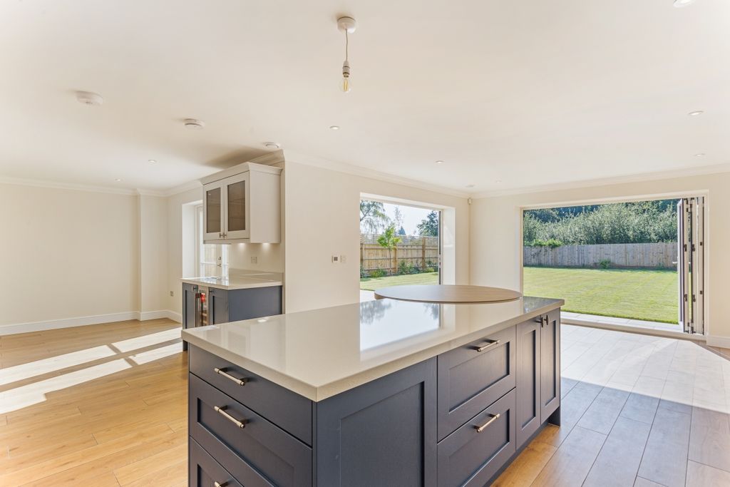 Property photo 3 of 14 Kitchen