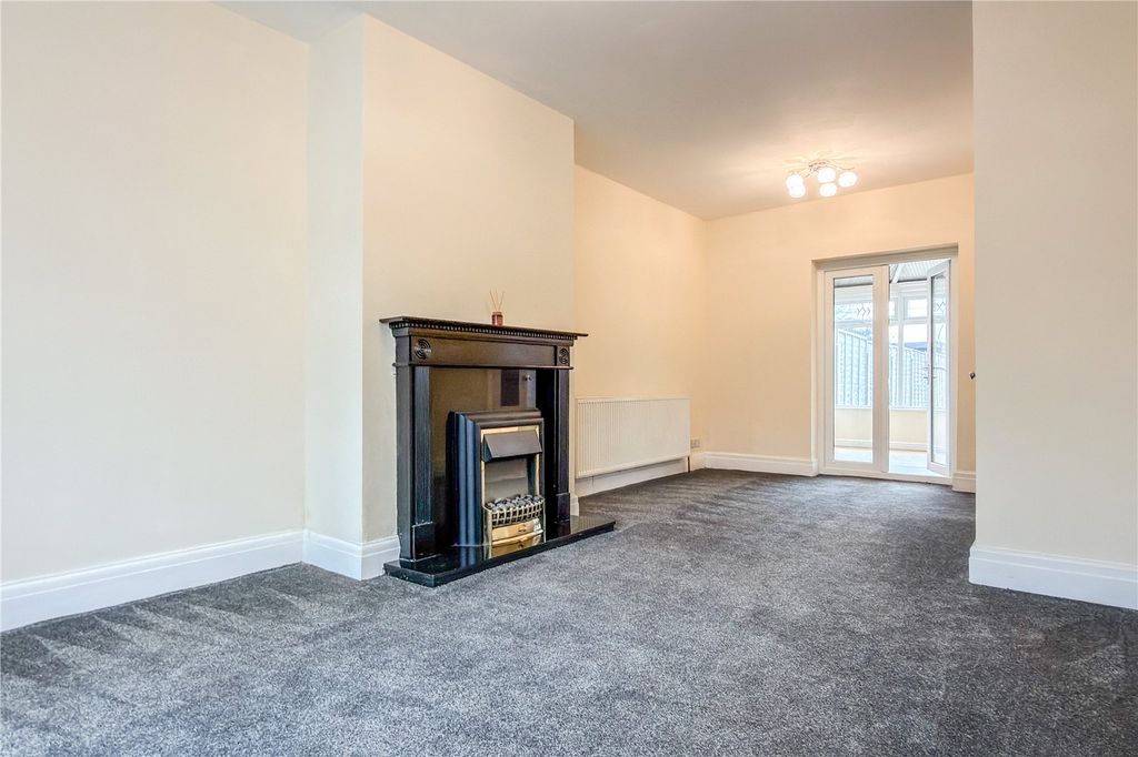 Property photo 3 of 18 Lounge