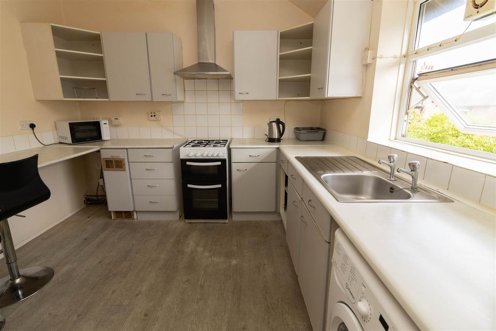 Property photo 3 of 7 Kitchen