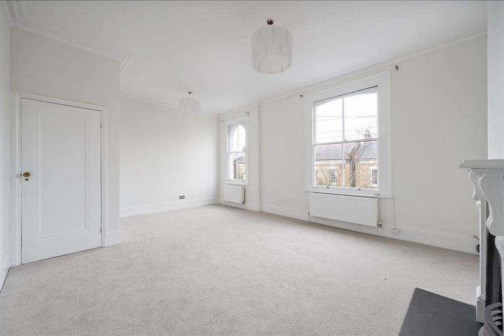 Property photo 3 of 15 Forest Road, E8