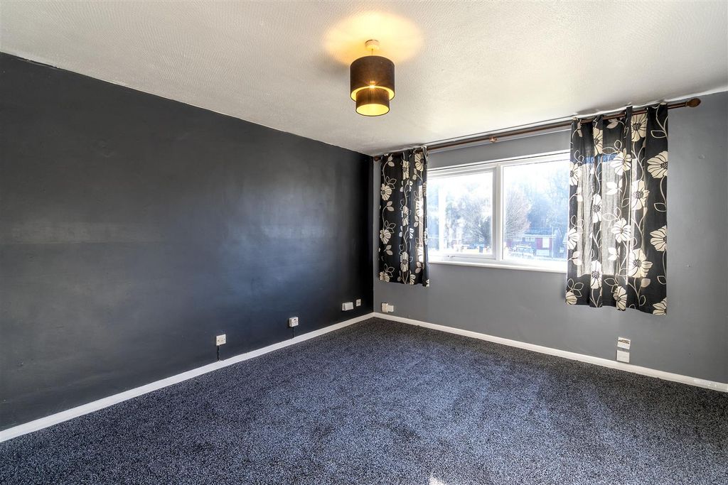 Property photo 2 of 10 Living.Jpg