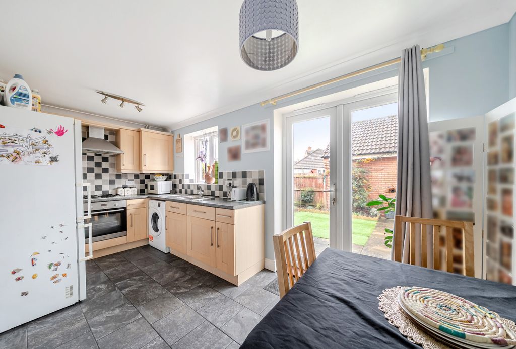 Property photo 2 of 13 1408806-9-698B0dc...