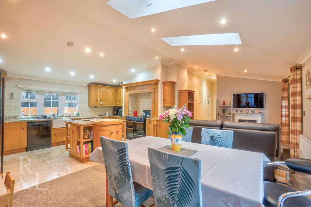 Property photo 3 of 21 1 Moorlands Park (15).Jpg