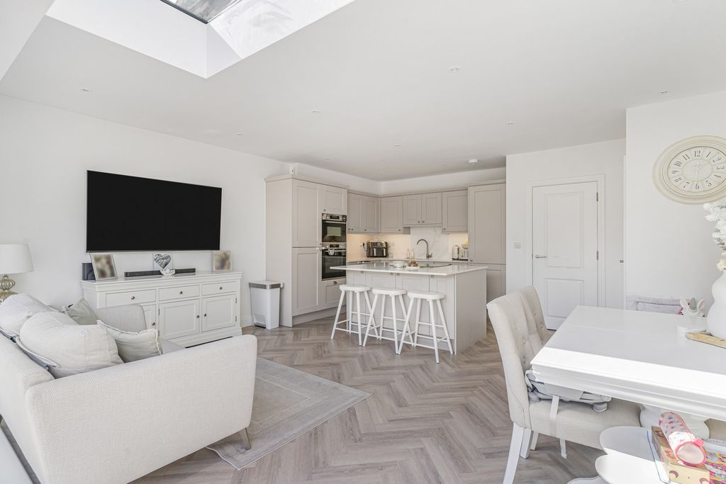 Property photo 2 of 36