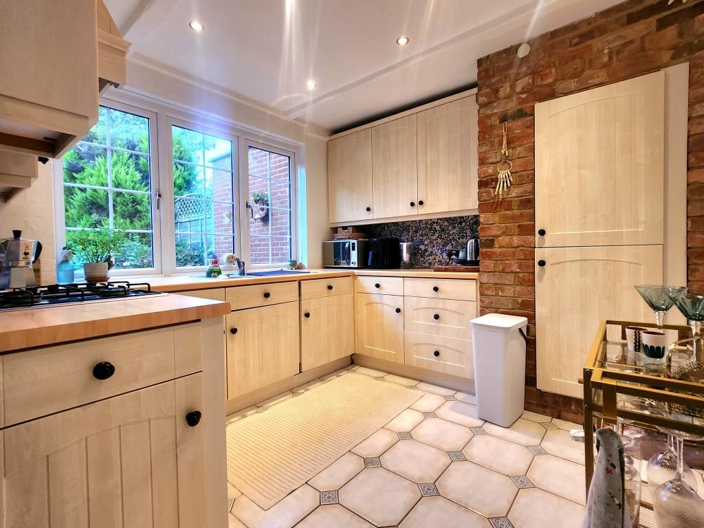 Property photo 3 of 9 Kitchen