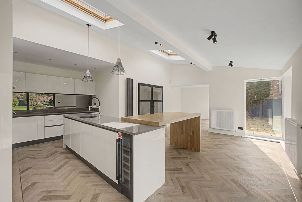 Property photo 2 of 23