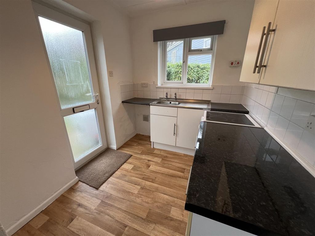 Property photo 2 of 11 Kitchen