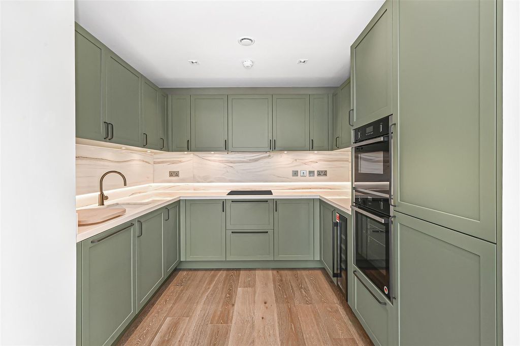 Property photo 3 of 26 99-Fenwick-Mansions (2).Jpg