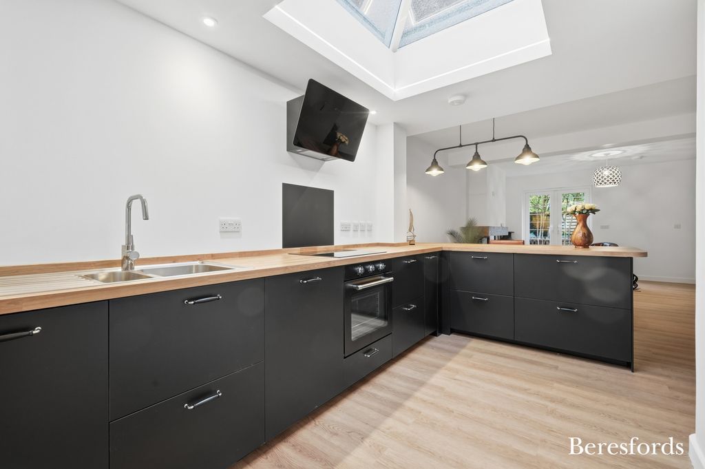 Property photo 3 of 17 Kitchen