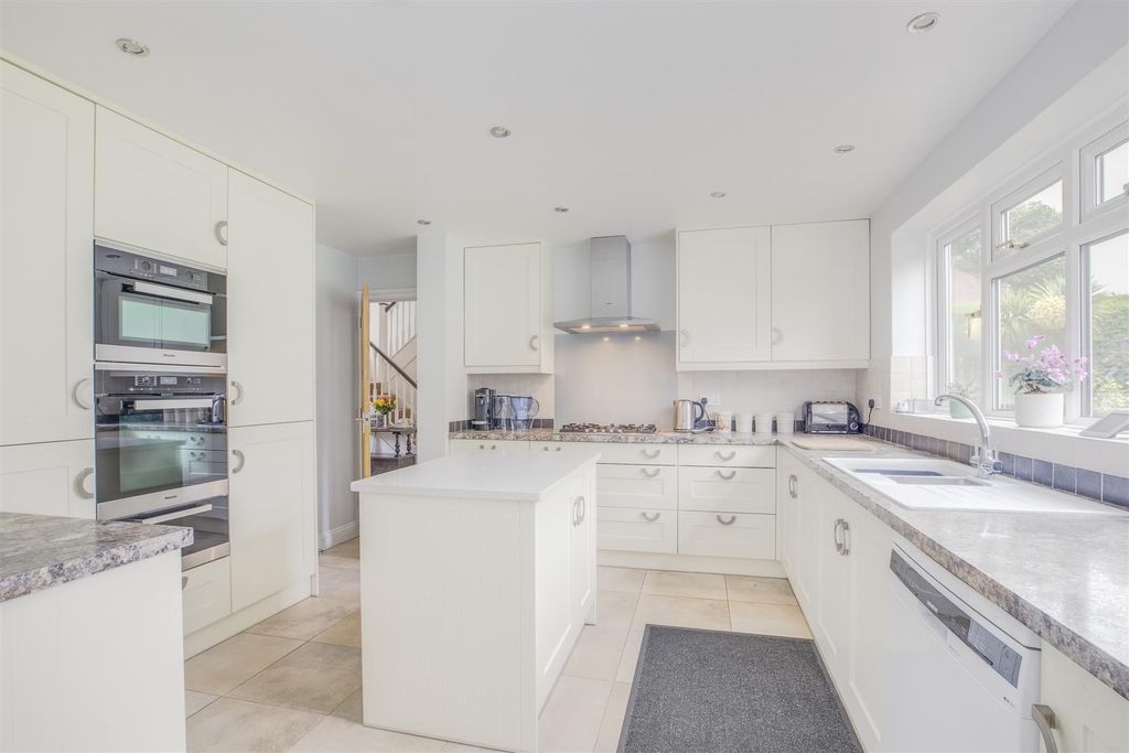 Property photo 2 of 18 43 Wheeler Avenue, Hp10 8Eb-10.Jpg