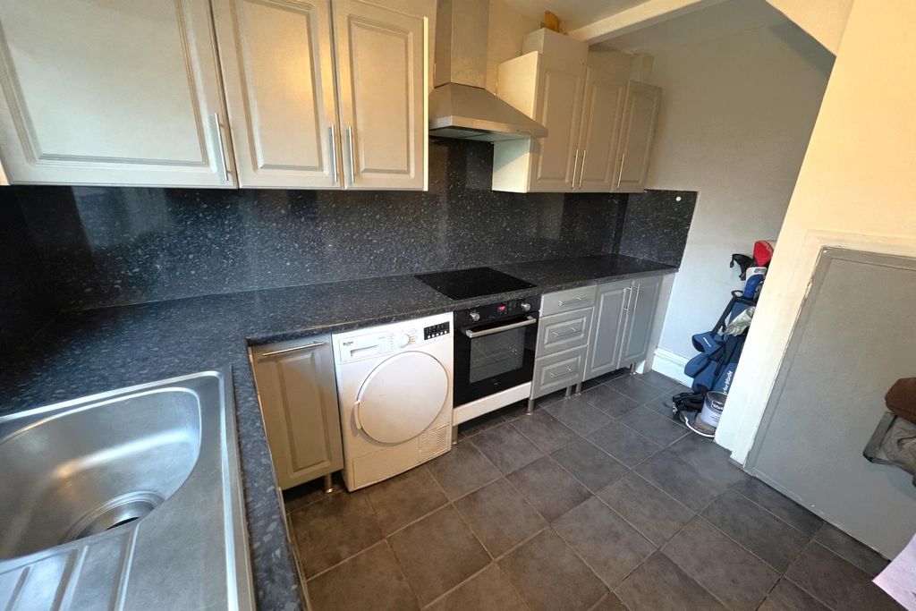 Property photo 3 of 17 Kitchen