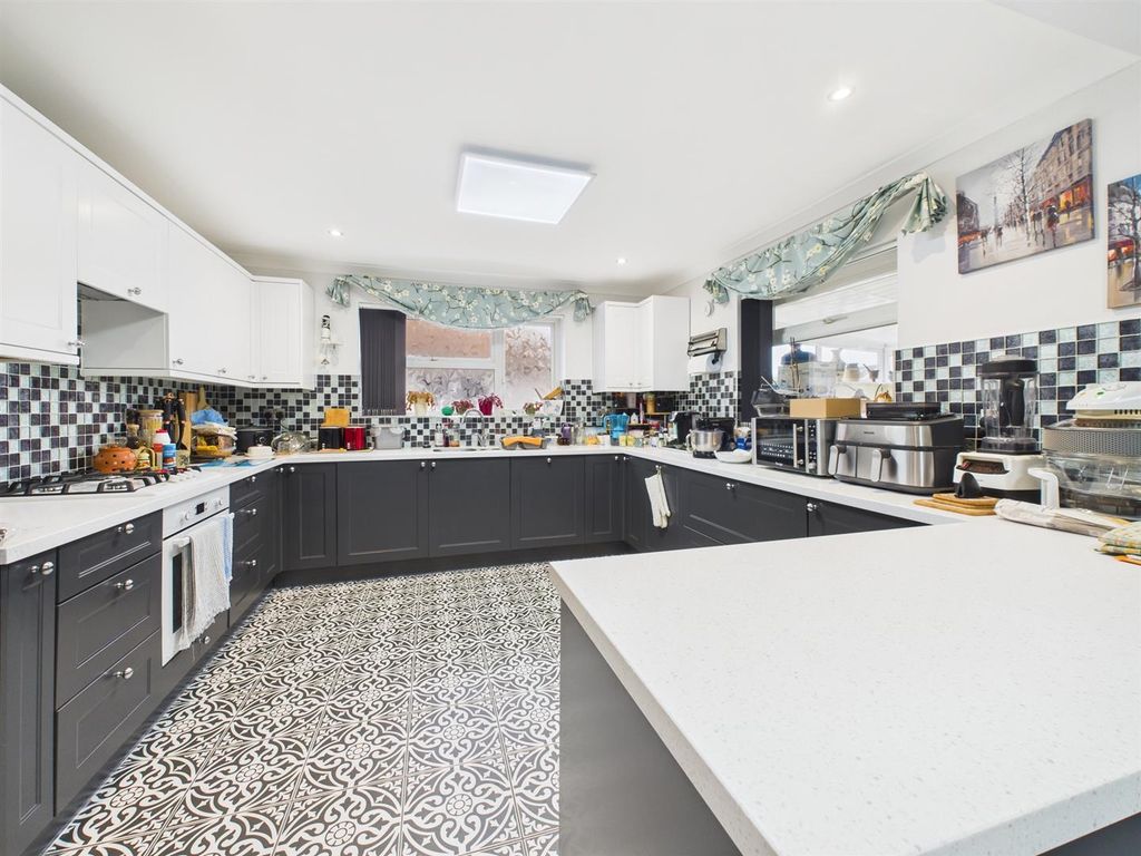 Property photo 3 of 19 Kitchen/Dining Room