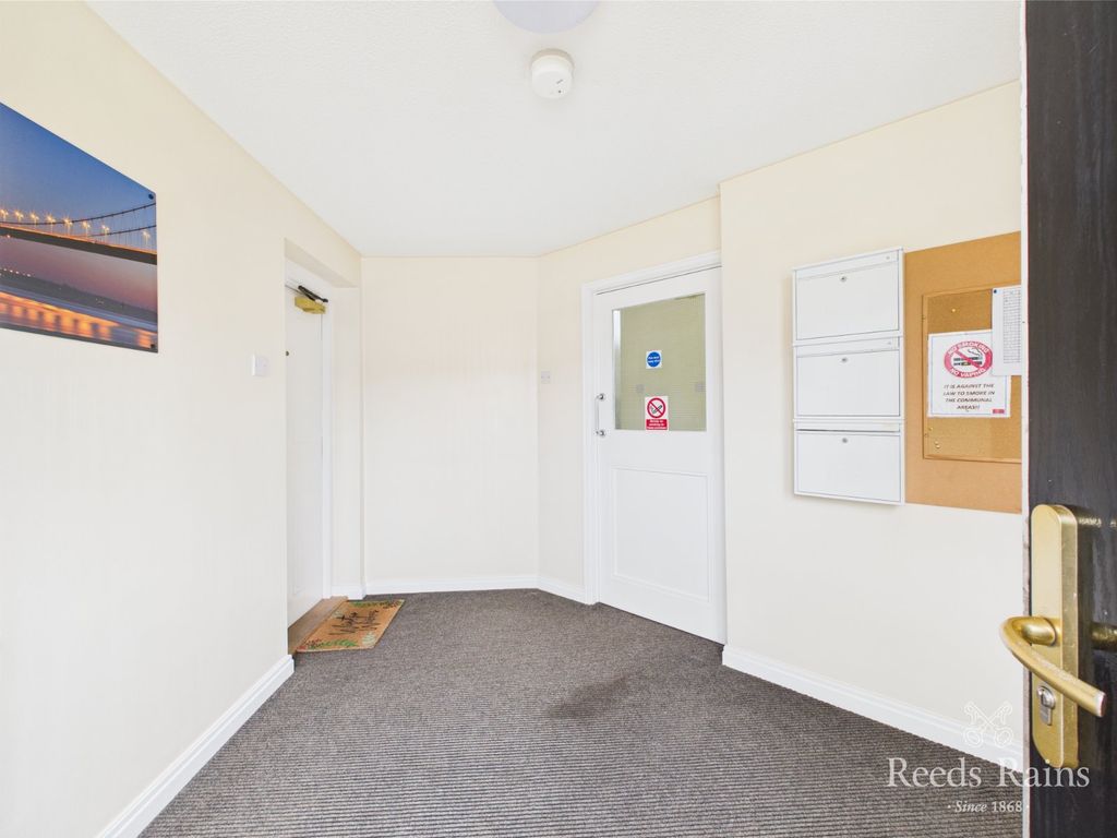Property photo 2 of 20 Communal Entrance