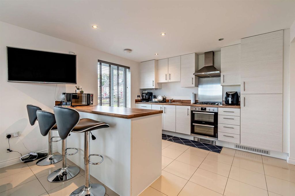 Property photo 2 of 22 8668343-Interior15-800.Jpg