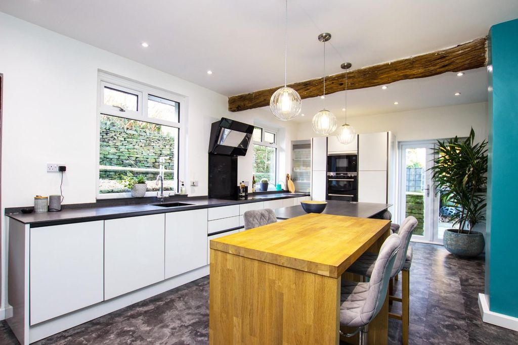 Property photo 1 of 28