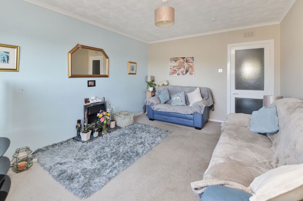 Property photo 3 of 11 Lounge