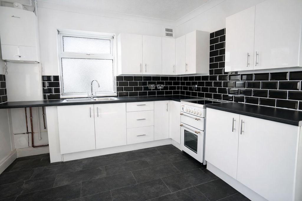 Property photo 2 of 7 Kitchen