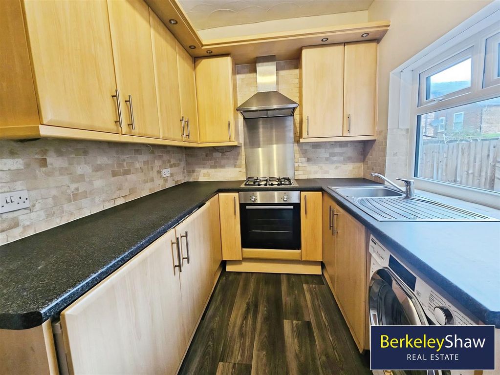 Property photo 2 of 10 Kitchen