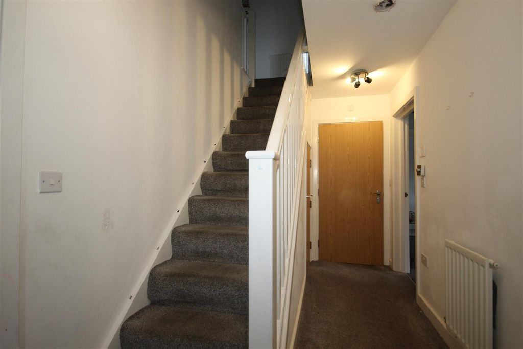 Property photo 2 of 18 Entrance Hall