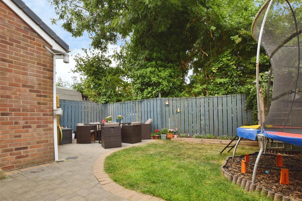 Property photo 3 of 21 Gardens