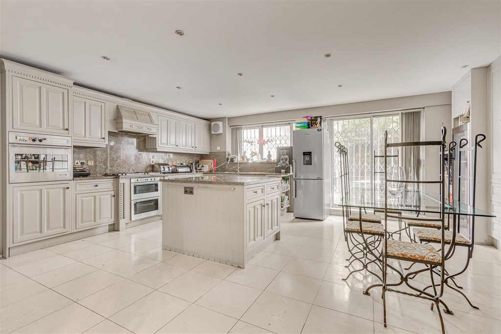 Property photo 3 of 19 Kitchen