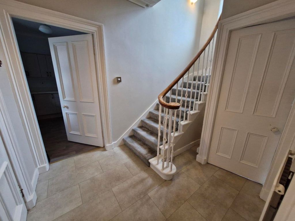 Property photo 3 of 11 Hall
