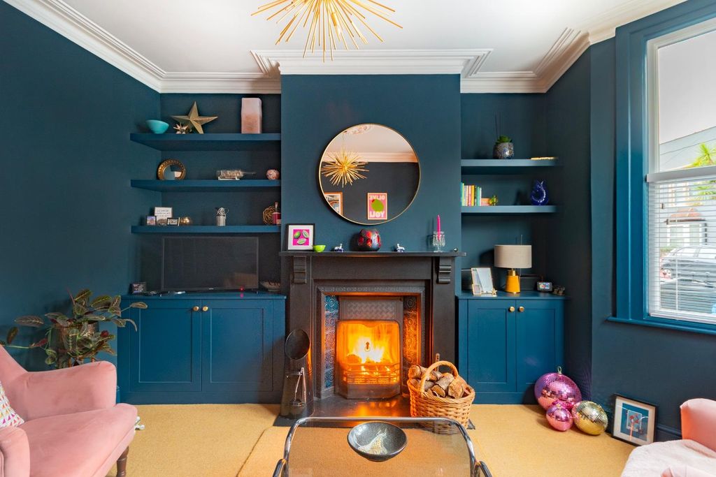 Property photo 3 of 44 2Q2Rbr - Living Room C.Jpg