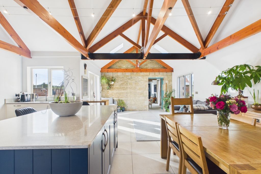 Property photo 2 of 35 Show Shopping Kitchen That Won't Fail To Impress!