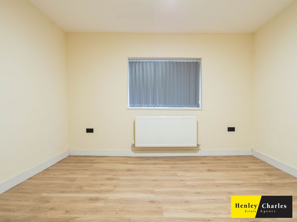 Property photo 3 of 4 Pc068085