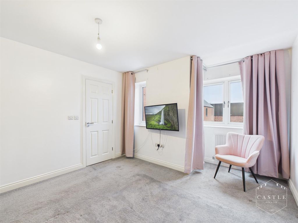 Property photo 2 of 16 Master Bedroom