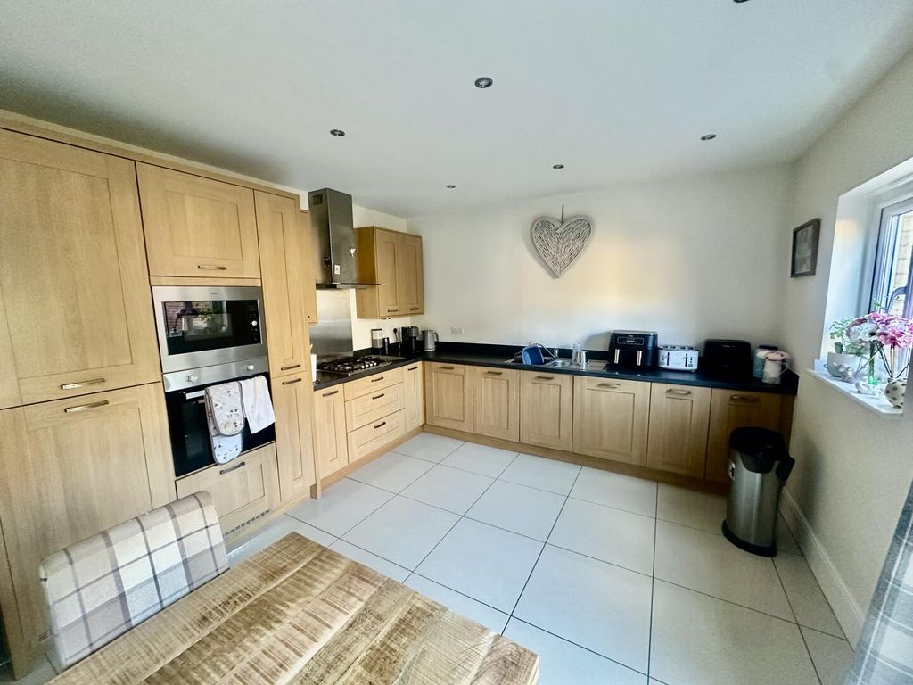 Property photo 3 of 10 Kitchen