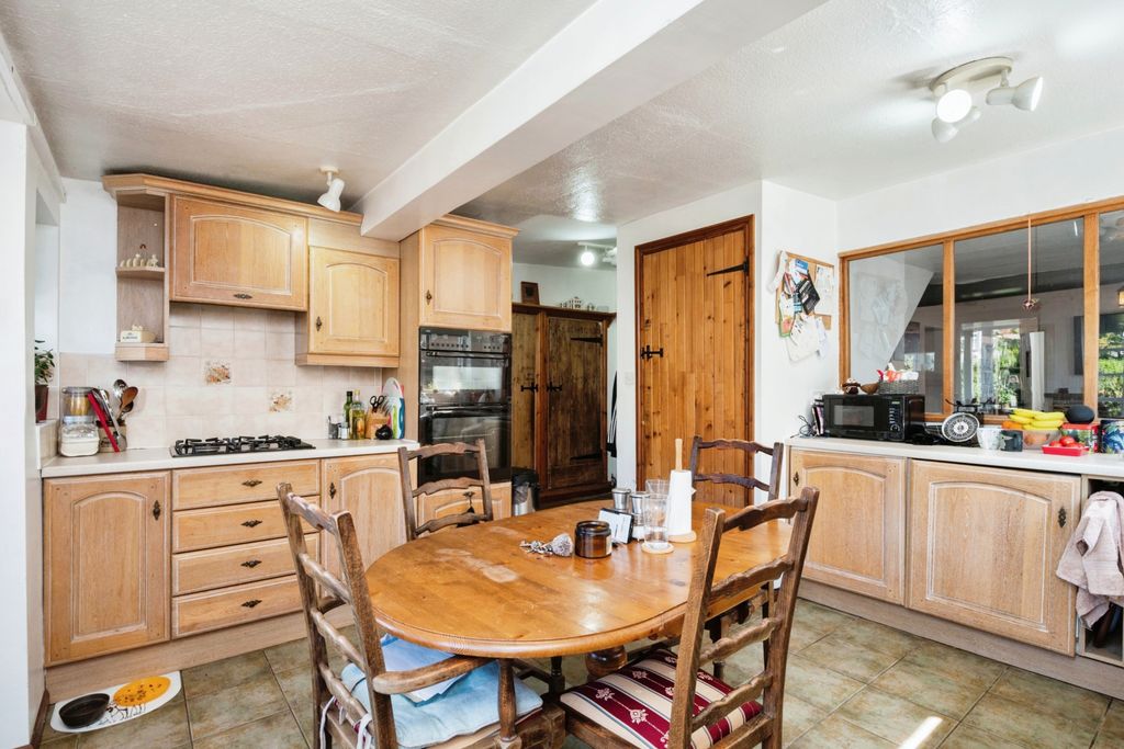 Property photo 3 of 16 Kitchen/Breakfast