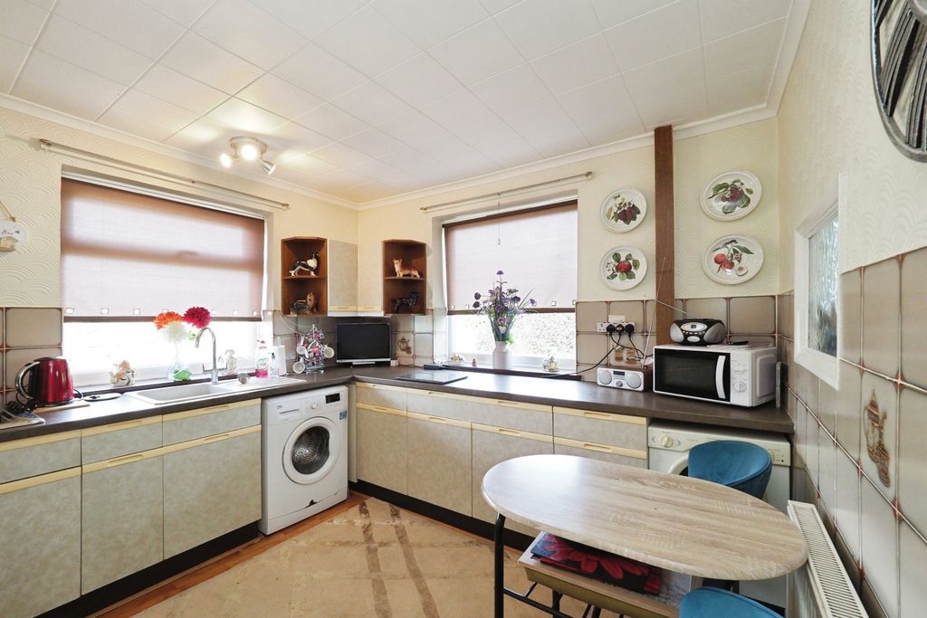 Property photo 2 of 18 Kitchen