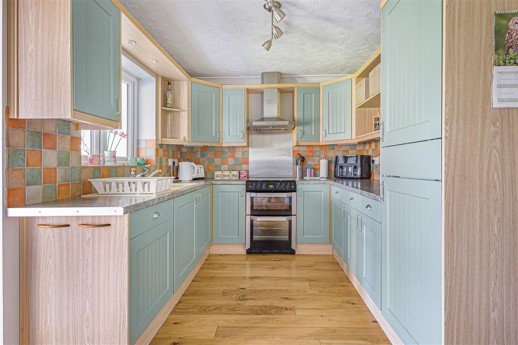 Property photo 3 of 17 Kitchen