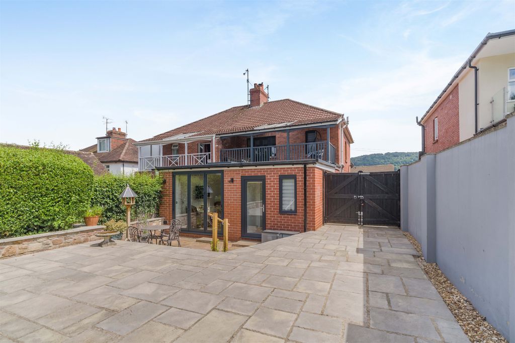 Property photo 2 of 33