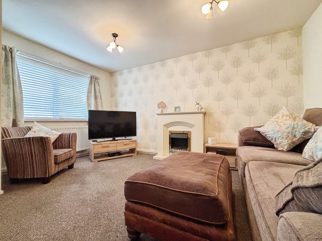 Property photo 3 of 11 Lounge V2