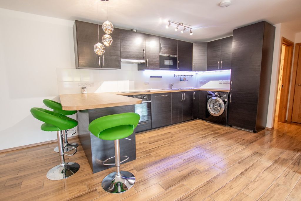 Property photo 3 of 8 Kitchen / Breakfast Bar