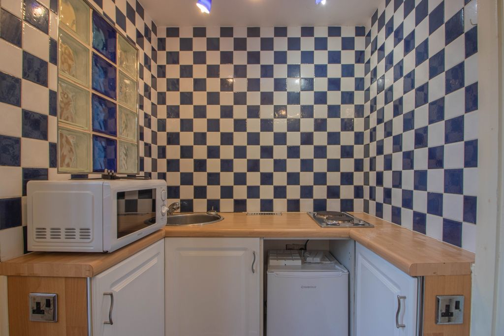 Property photo 2 of 6 Kitchen