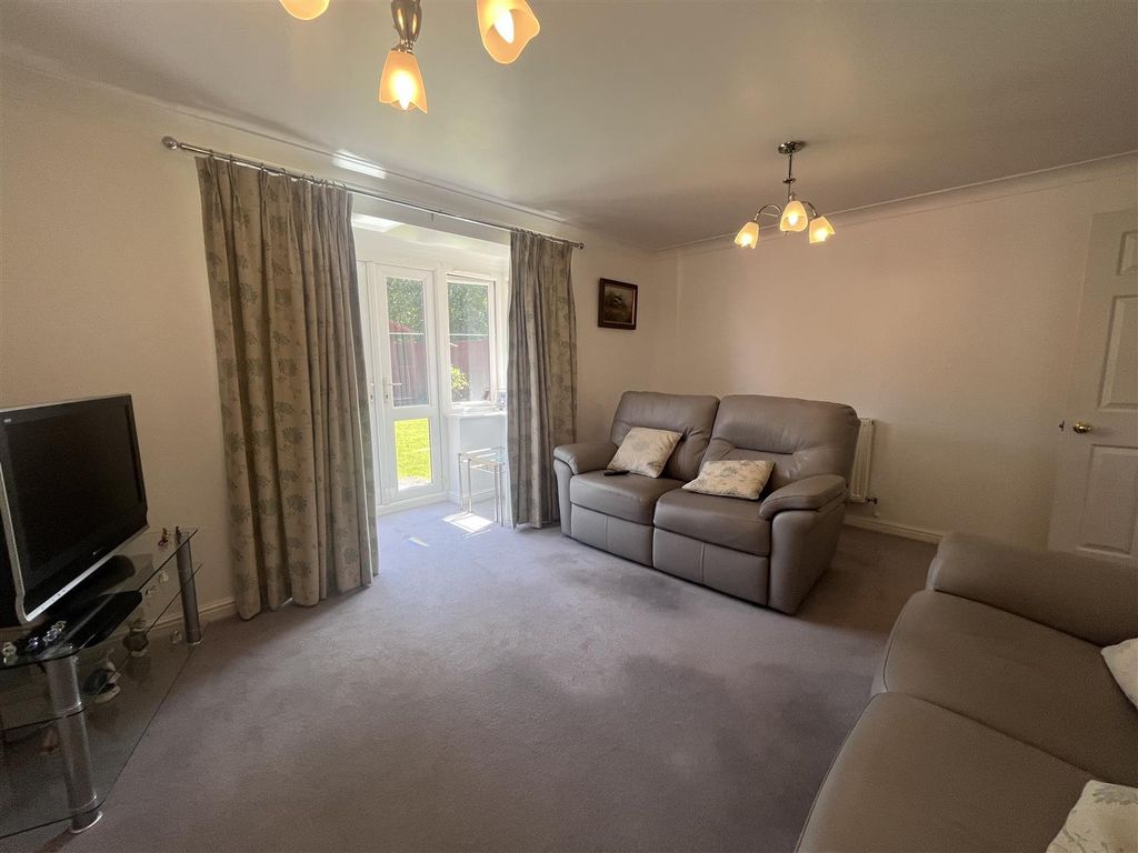 Property photo 3 of 13 Lounge